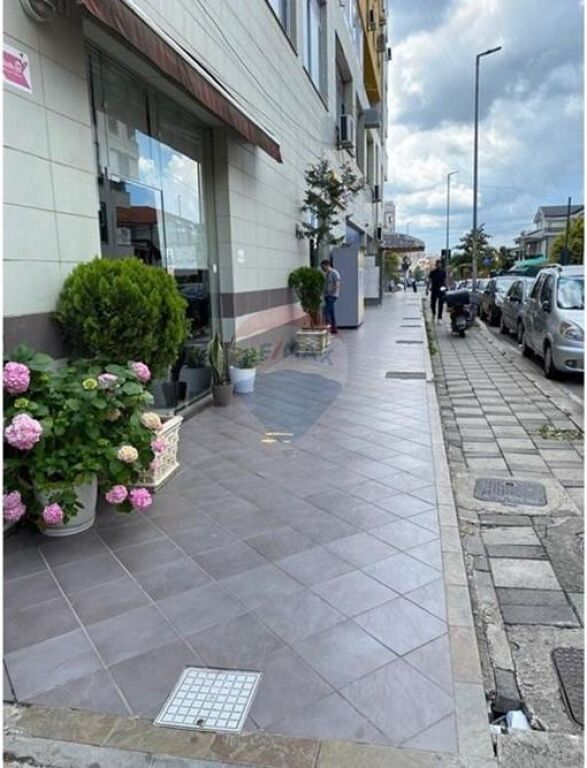 Jepet me Qira Njësi komerciale te Komuna e Parisit