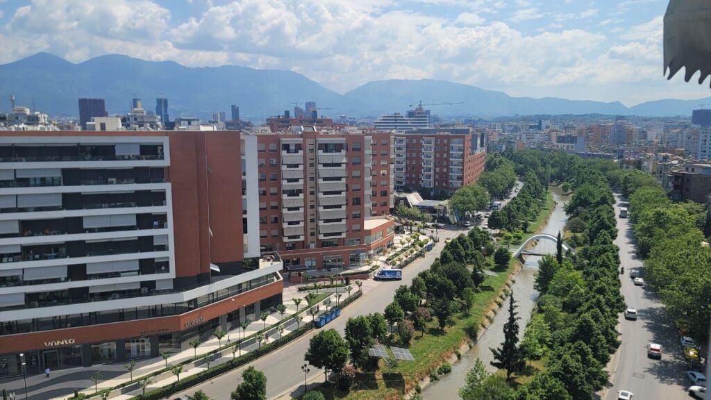 Shitet apartament 2+1 + garsoniere