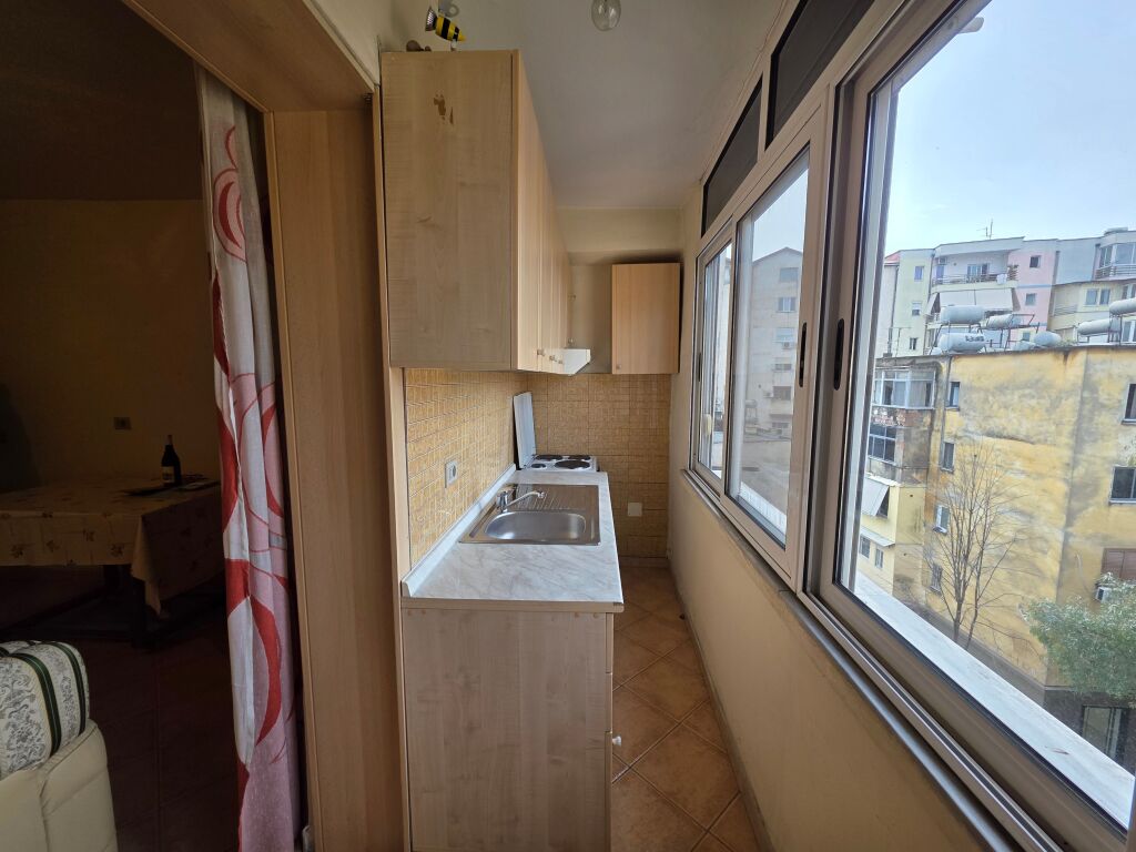Tek Rruga Bardhyl Shitet Apartament 3+1 Me Planimetri Te Rregullt