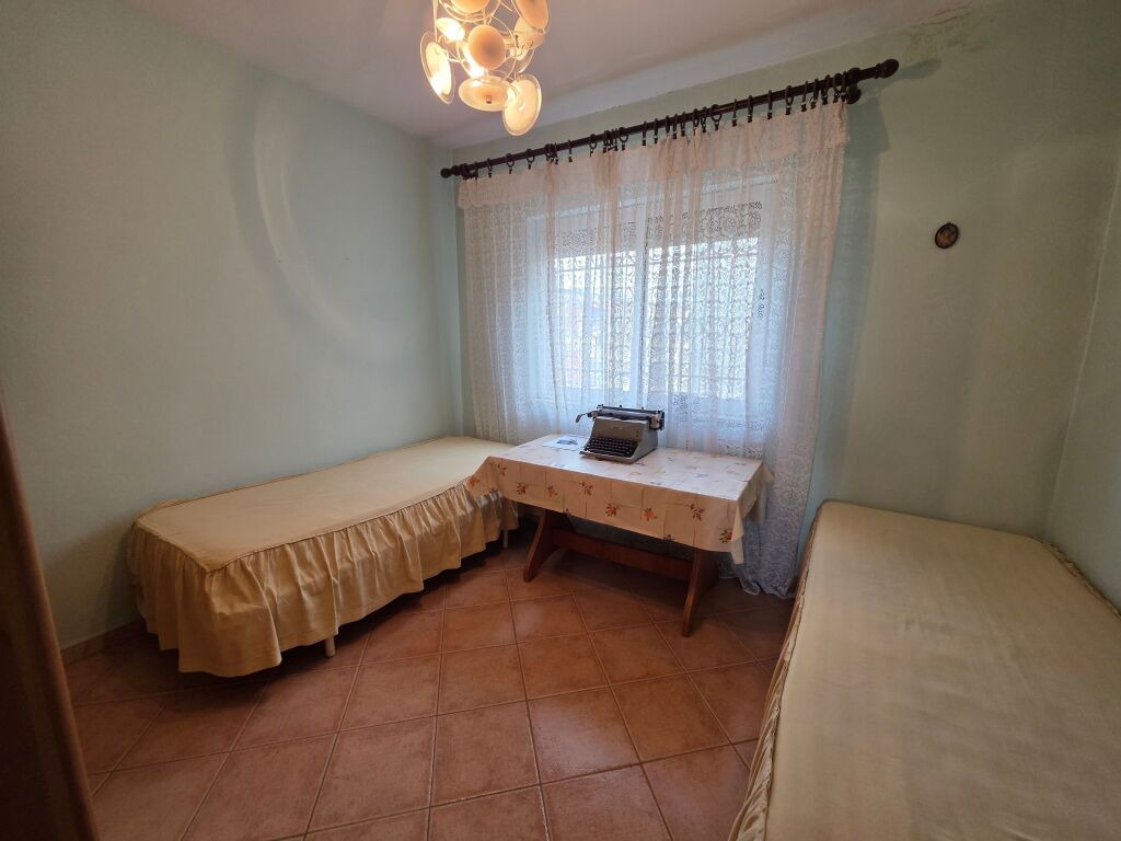 Tek Rruga Bardhyl Shitet Apartament 3+1 Me Planimetri Te Rregullt