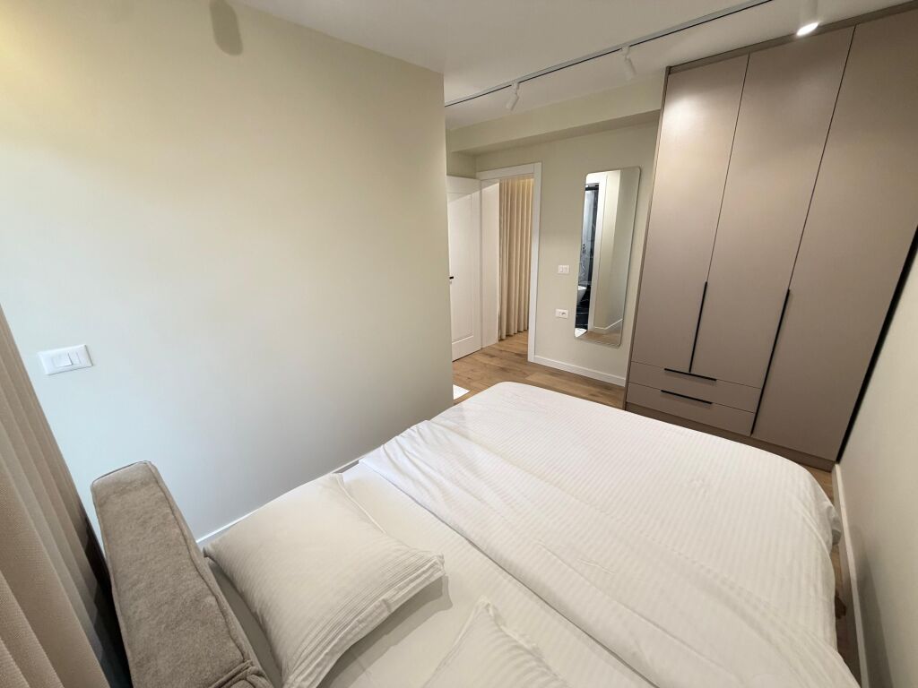 🔥 SUPER INVESTIM në 21 Dhjetori!  🏢 Shiten 2 Apartamente 1+1 (bashkë) 📍 Tek kryqëzimi i 21 Dhjetorit 🏢 Kati 5 (i fundit) – pallat ekzistues, pa ashensor 📐 65 m² në hipotekë  ✨ Totalisht të mobiluara 🆕 Të rikonstruktuara & të pabanuara 💼 Ideale për qira afatgjatë ose ditore (Airbnb)  💶 200.000 € (të dyja bashkë)  