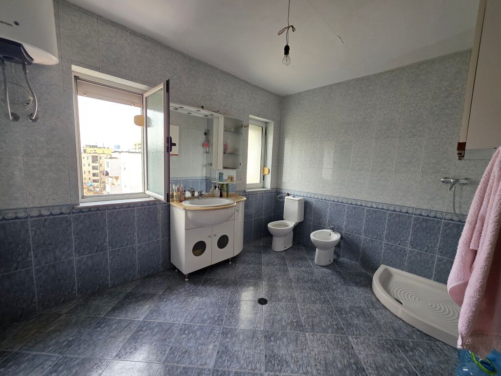 Tek Rruga Bardhyl Shitet Apartament 3+1 Me Planimetri Te Rregullt