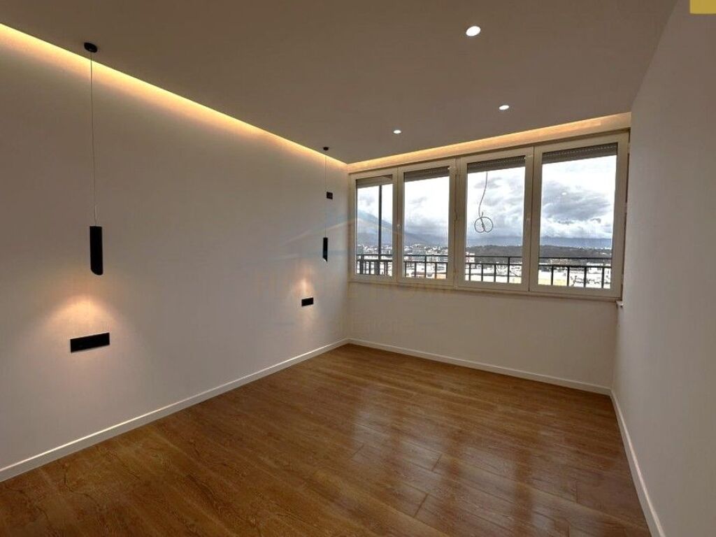 Shitet, Apartament 2+1+2, Komuna e Parisit, Tirane