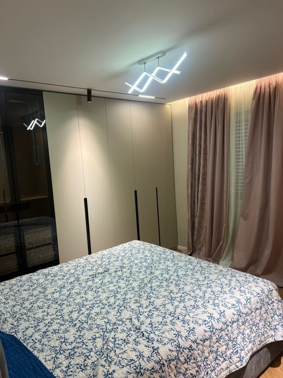 Jepet me qera apartament 1+1+Aneks+Ballkon  📍 Rezidenca Kodra 1 🏢 Kati 1 📐 Sipërfaqe: 72 m² 💶 Çmimi: 650 Euro/muaj