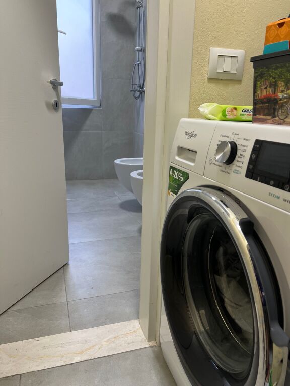 Shitet Ap. 2+1 i mobiluar te Univers City!