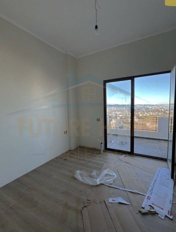 Shitet, Apartament 2+1+2, Fresku, Tiranë
