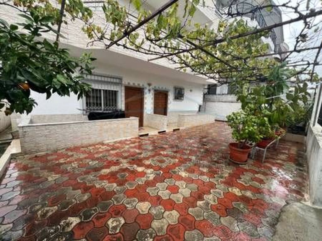 Shitet, Shtëpi 3-Katëshe, Misto Mame, Tiranë.