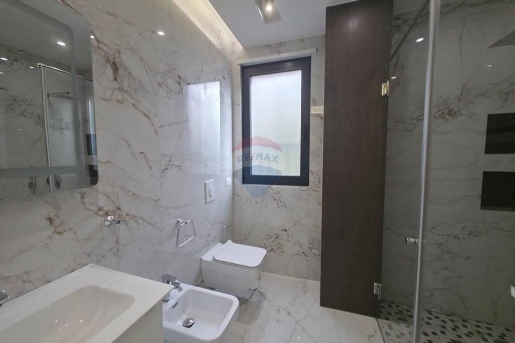 APARTAMENT 3+1+2ME OBORR+2 POSTE PARKIMI PER QIRA!