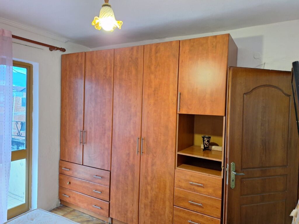 Jepet me qira Apartament 2+1 (i konvertuar), prane shkolles Bajram Curri