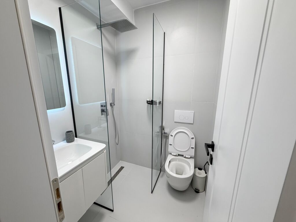 🔥 SUPER INVESTIM në 21 Dhjetori!  🏢 Shiten 2 Apartamente 1+1 (bashkë) 📍 Tek kryqëzimi i 21 Dhjetorit 🏢 Kati 5 (i fundit) – pallat ekzistues, pa ashensor 📐 65 m² në hipotekë  ✨ Totalisht të mobiluara 🆕 Të rikonstruktuara & të pabanuara 💼 Ideale për qira afatgjatë ose ditore (Airbnb)  💶 200.000 € (të dyja bashkë)  