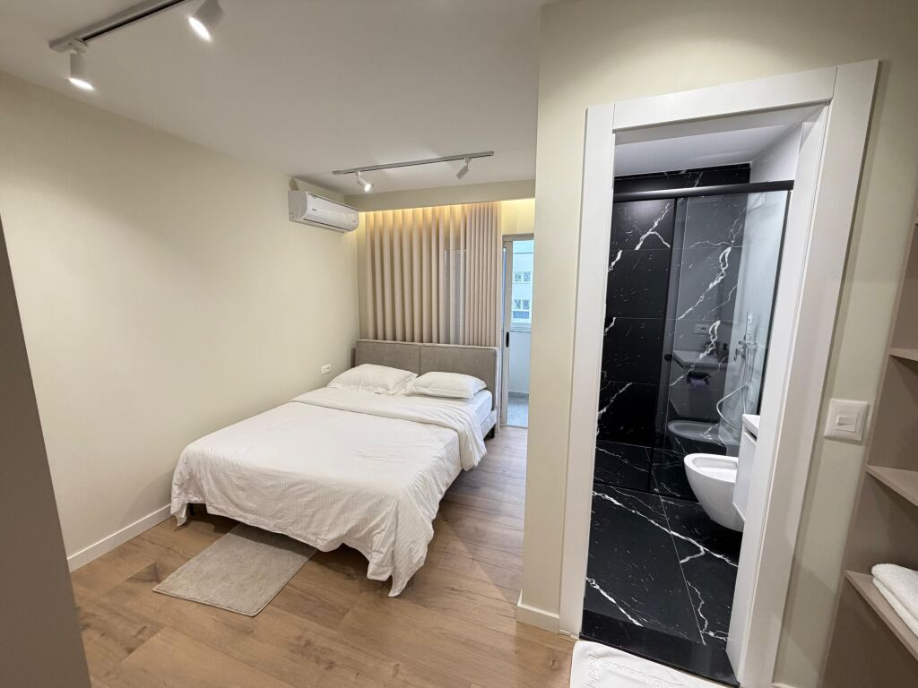 🔥 SUPER INVESTIM në 21 Dhjetori!  🏢 Shiten 2 Apartamente 1+1 (bashkë) 📍 Tek kryqëzimi i 21 Dhjetorit 🏢 Kati 5 (i fundit) – pallat ekzistues, pa ashensor 📐 65 m² në hipotekë  ✨ Totalisht të mobiluara 🆕 Të rikonstruktuara & të pabanuara 💼 Ideale për qira afatgjatë ose ditore (Airbnb)  💶 200.000 € (të dyja bashkë)  