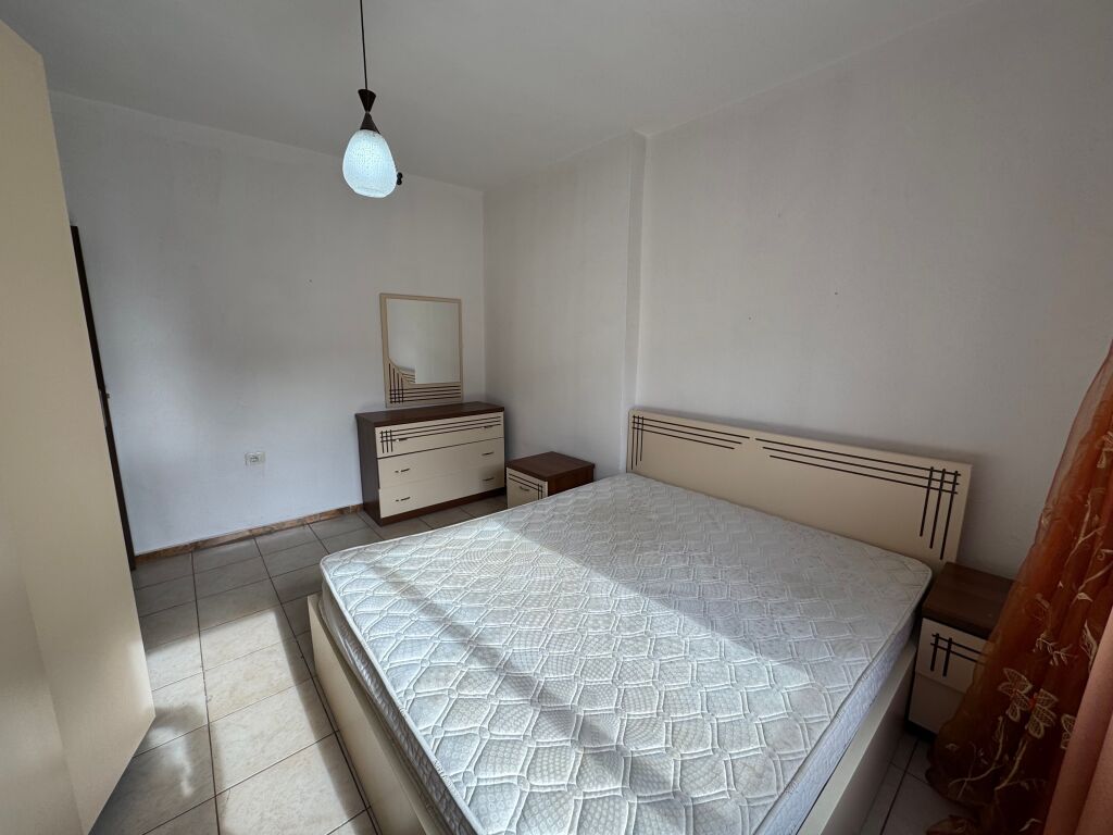 Affittasi appartamento 1+1 📍 In Via Mine Peza 🏢 Terzo piano, palazzo esistente (senza ascensore) 💶 Prezzo: 500 € / mese