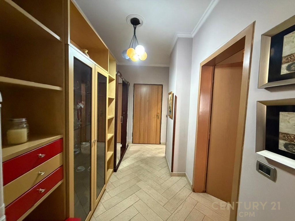 Pazari i Ri Shitet apartament 1+1