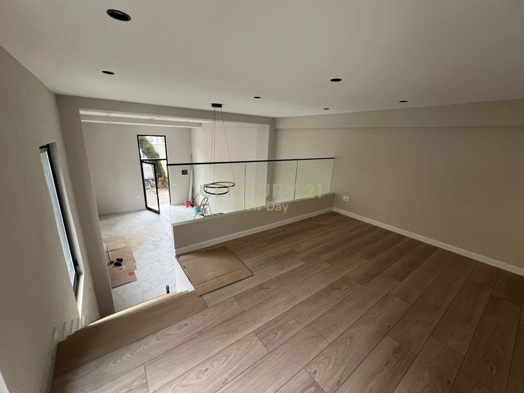 AMBIENT KOMERCIAL PER QIRA PRANE SHESHIT PRANVERA. 800 € /Muaj