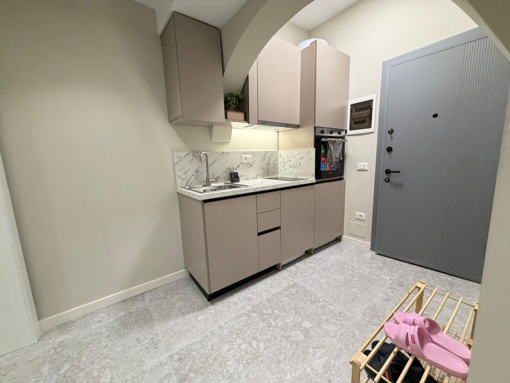 🔥 SUPER INVESTIM në 21 Dhjetori!  🏢 Shiten 2 Apartamente 1+1 (bashkë) 📍 Tek kryqëzimi i 21 Dhjetorit 🏢 Kati 5 (i fundit) – pallat ekzistues, pa ashensor 📐 65 m² në hipotekë  ✨ Totalisht të mobiluara 🆕 Të rikonstruktuara & të pabanuara 💼 Ideale për qira afatgjatë ose ditore (Airbnb)  💶 200.000 € (të dyja bashkë)  