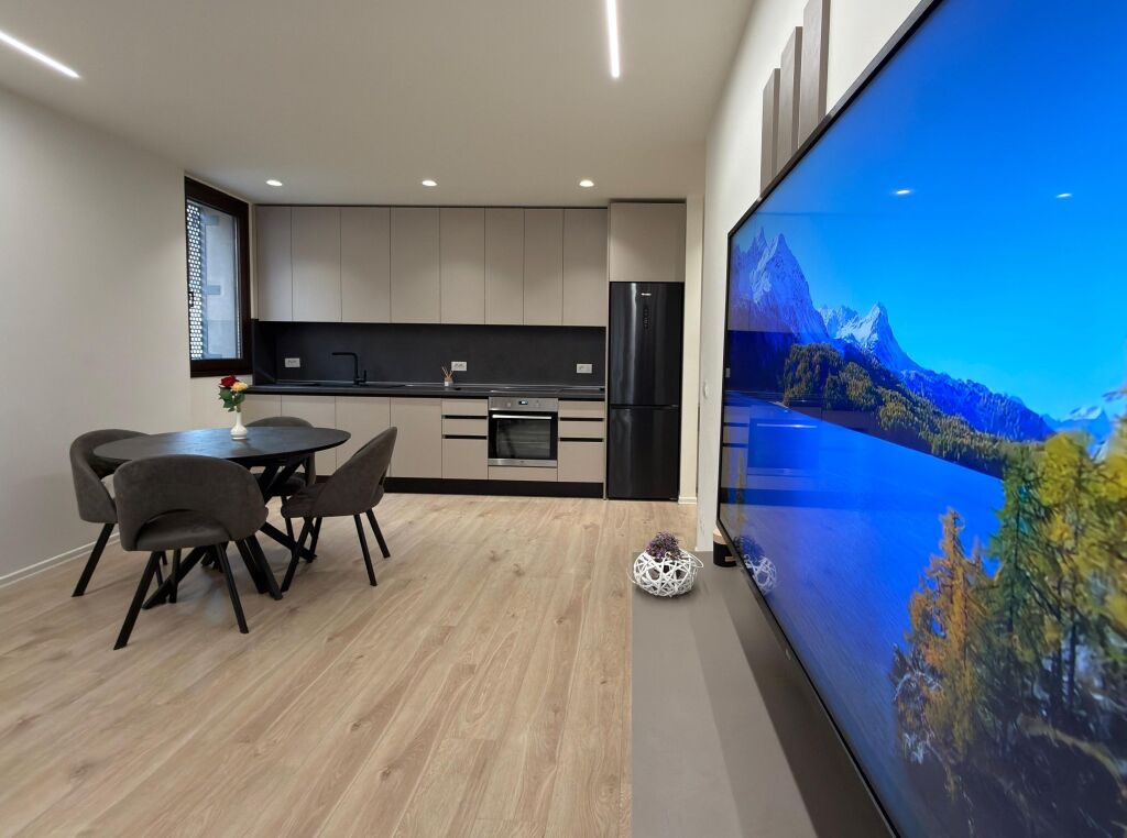 APARTAMENT 1+1 ME QERA NE QENDER 📍Rruga e Barrikadave