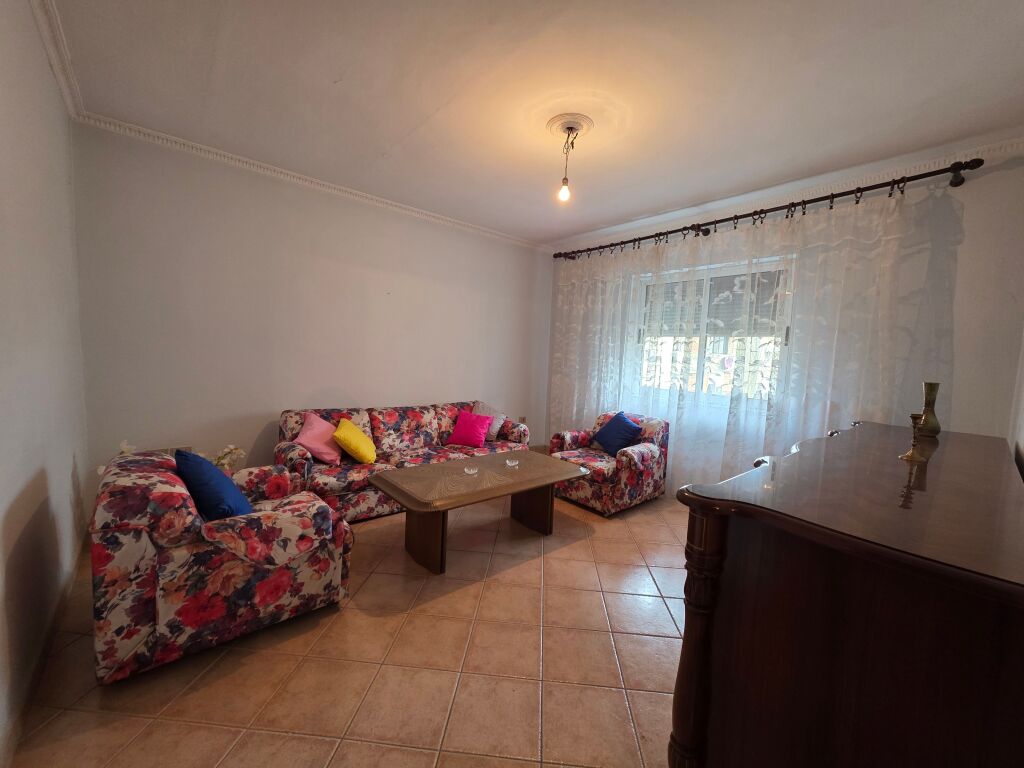 Tek Rruga Bardhyl Shitet Apartament 3+1 Me Planimetri Te Rregullt