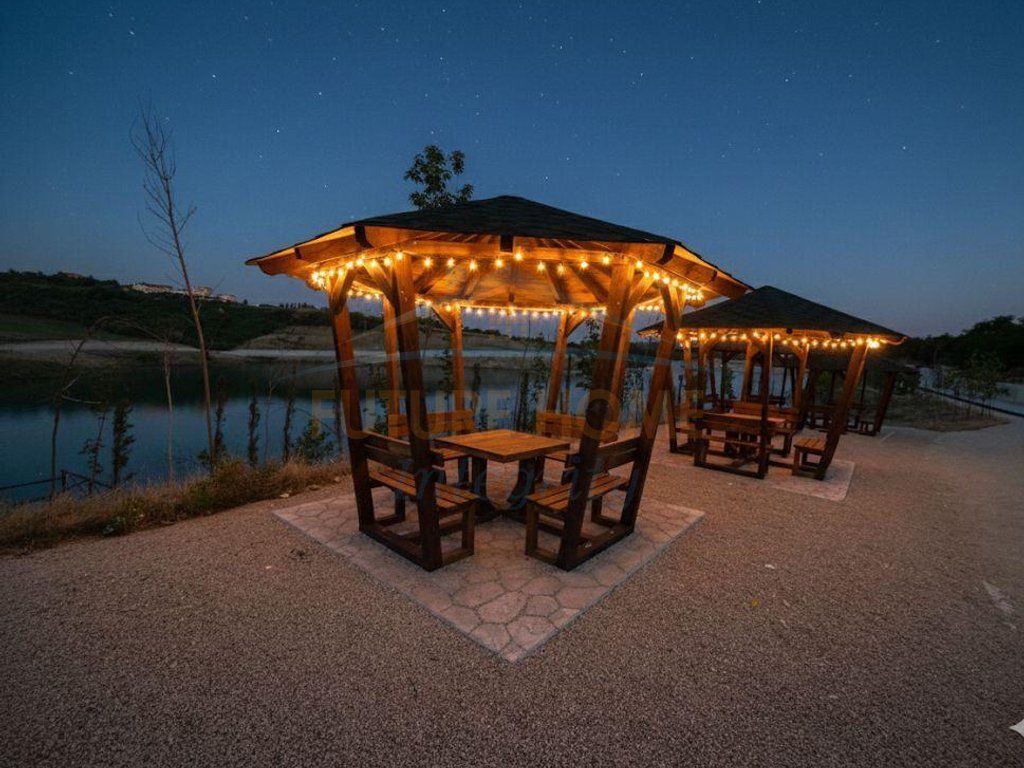 In affitto, Villa su 2 piani con piscina, Farkë, Tirana.