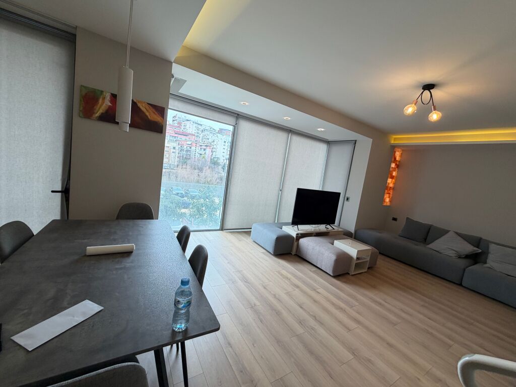 In vendita 2+1, con veranda, investito, lago secco, 300 milioni di lek