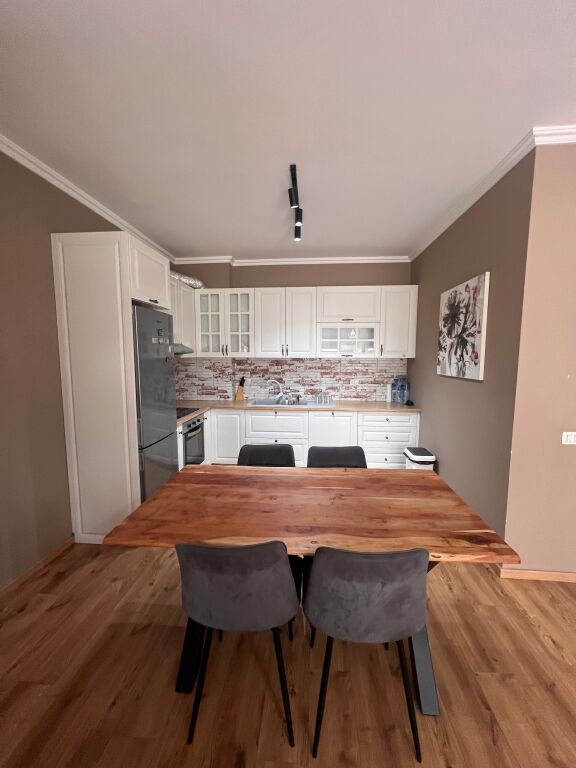 Shitet apartament tek kopështi botanik