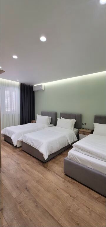 2+1,arredato presso hotel mondiali,21 dicembre,750 euro,e per airbnb