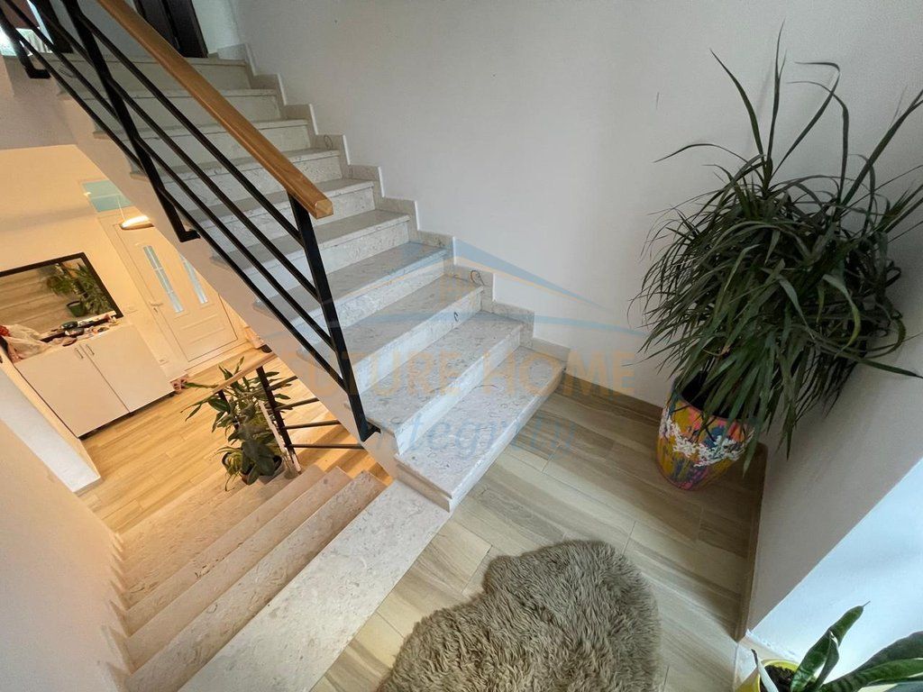 In affitto, Villa su 2 piani con piscina, Farkë, Tirana.