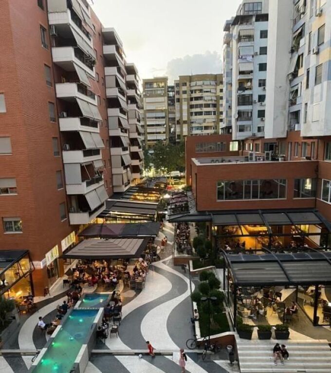 ZYRE ME QERA 250 M2 KOMPLEKSI DELIJORGJI 2.500 EURO