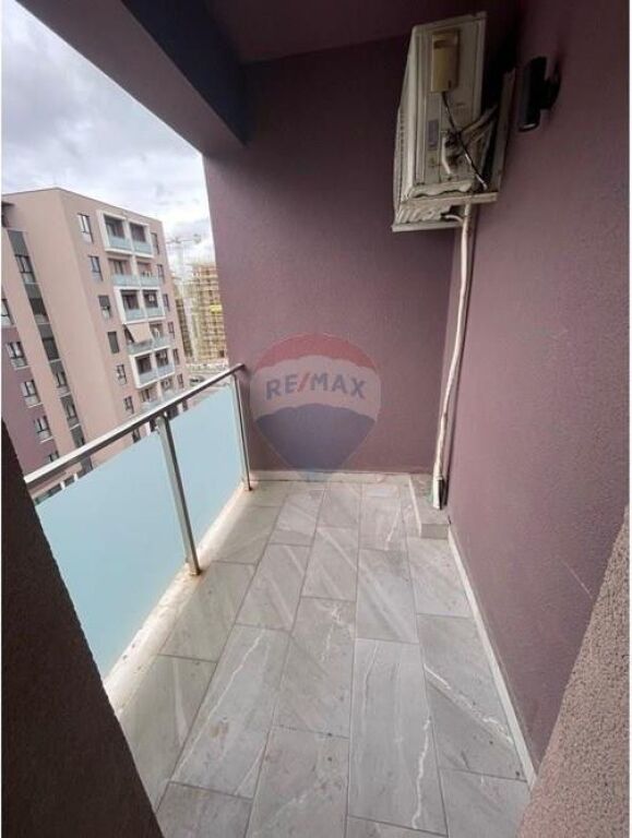 Apartament ne shitje 2+1+2 Porcelan,prane TV Klan! Apartament 2+1+2 ne shitje Porcean prane TV Klan!  Apartamenti perbehet nga nje koridor shperndares, nje sallon i bollshem, dy dhoma gjumi, dy tualete dhe nje ballkon.  Një projekt ambicioz i vendosur në një nga zonat e reja të zhvillimit periferik të Tiranës. Me një hapësirë të konsiderueshme, kompleksi rezidencial shtrihet në të gjithë perimetrin e sheshit, duke krijuar një hapësirë të mbrojtur e të përbashkët për banorët.Hapësira e brendshme e kompleksit të banimit, krijon mikro hapësirë të gjelbra, semi-publike. Gjysmë-fusha basketbolli, kënde lojërash për fëmijë, 2 lulishte të gjelbëruara dhe hapësira rekreative rreth tyre. Të gjitha këto janë në kuadër të mirëqenies dhe mbarëvajtjes së një komuniteti të shëndëtshëm e social, jo vetëm të rezidentëve, por edhe të shoqërisë përreth.