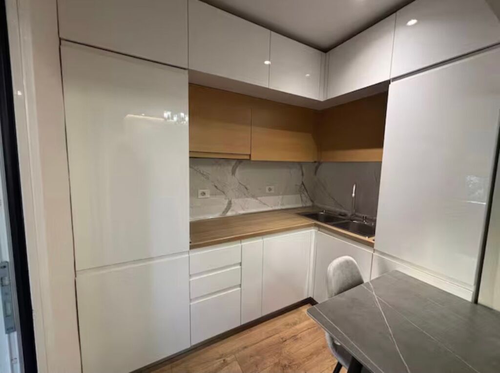 2+1,arredato presso hotel mondiali,21 dicembre,750 euro,e per airbnb