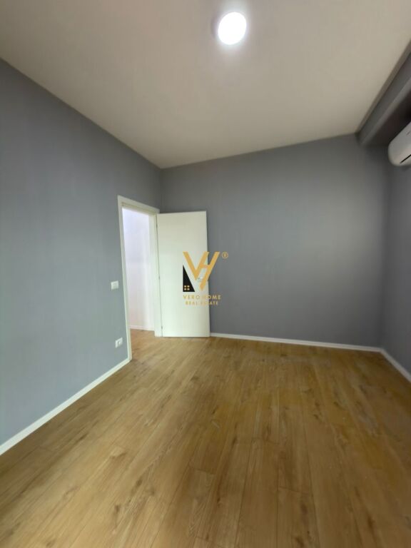 OFFICE 100 M2 FOR RENT ON KAVAJES STREET 1,200 EURO