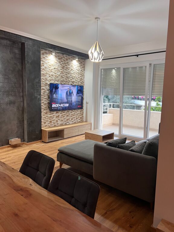 Shitet apartament tek kopështi botanik