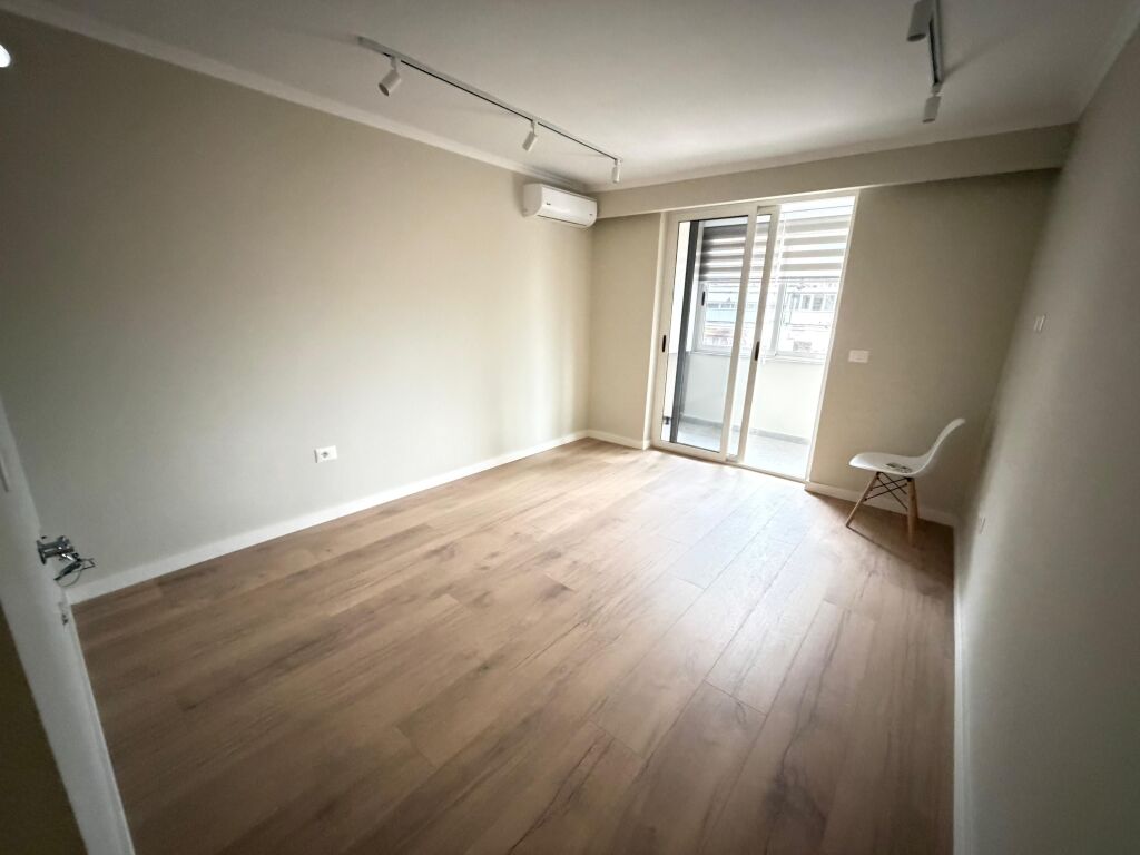 🏢 Appartamento 1+1 in vendita 📍 Zona 21 Dhjetori  📐 45 m² 🏢 5° piano (ultimo) 🏗️ Edificio esistente, senza ascensore  ✨ Ristrutturato 🆕 Non abitato ❄️ Con aria condizionata  💼 Ideale per investimento o abitazione  💶 125.000 €