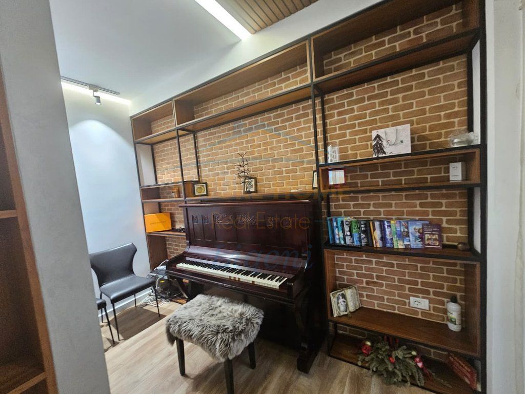 Qera, Vile 3- Kateshe, Pezë Helmes, Tirane.