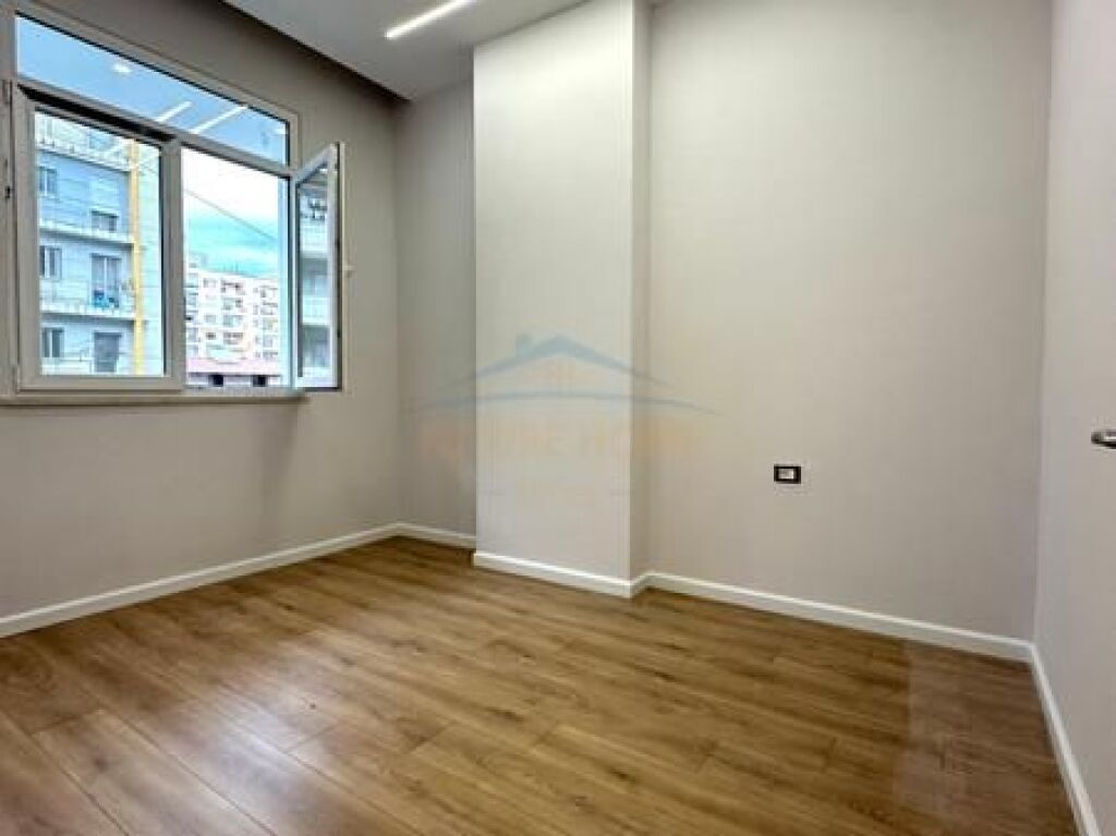 Shitet , Apartament 1+1 Unaza e re, Tirane