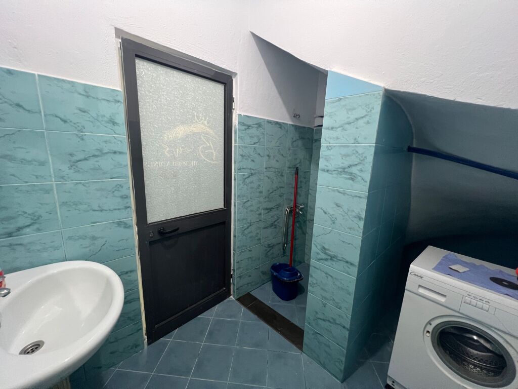 Locale in affitto presso la Scuola At Zef Pëllumbi