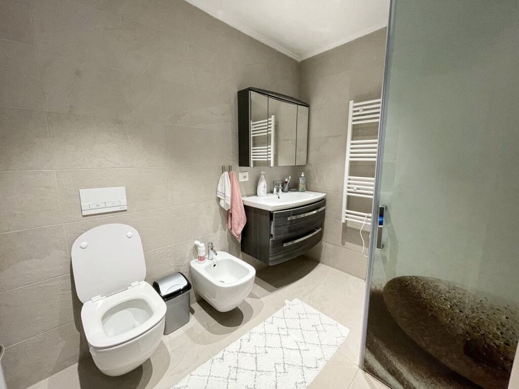 Apartament 2+1 per qira prane Globe tek Ish Parku i Autobusave.