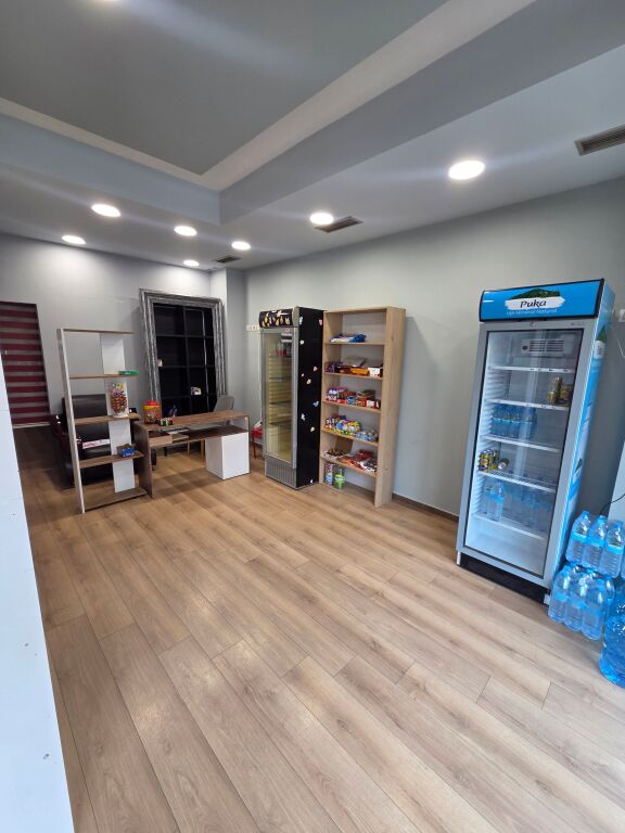 Locale commerciale in affitto – Negozio nella zona di Fresku