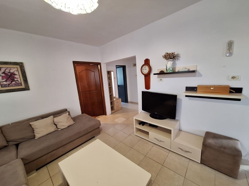 Jepet me qira Apartament 2+1 (i konvertuar), prane shkolles Bajram Curri