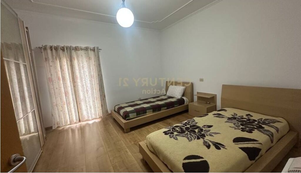 Jepet me qira vile 4 kateshe te Oxhaku, buze rruge.