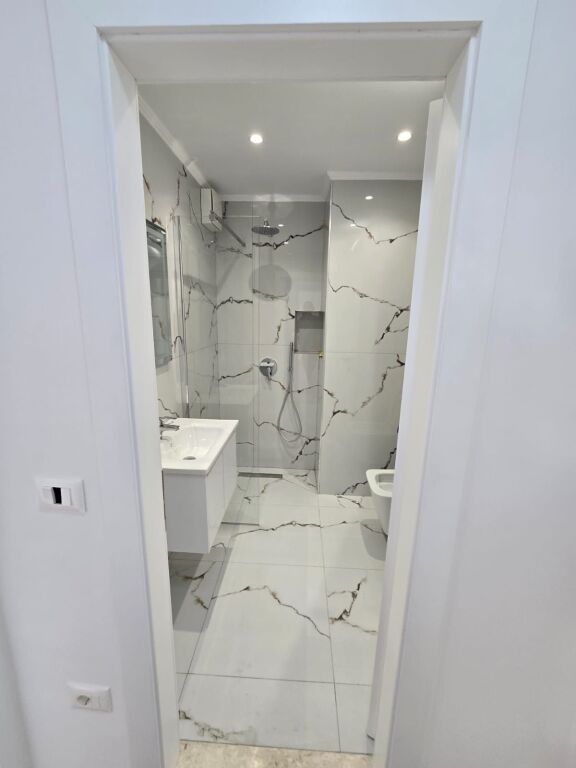 Shitet apartament 1+1 në zonën e Alidem, pranë Azilit të Moshuarve.