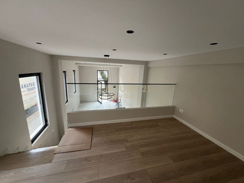 AMBIENT KOMERCIAL PER QIRA PRANE SHESHIT PRANVERA. 800 € /Muaj