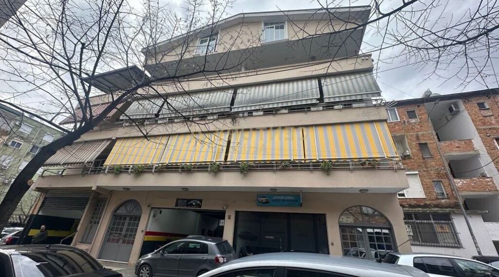 Jepet me qira vile 4 kateshe te Oxhaku, buze rruge.