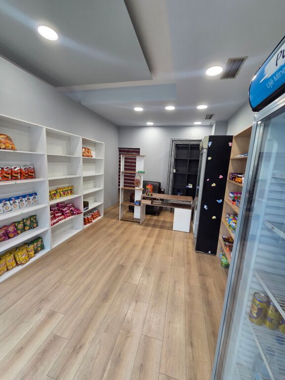 Locale commerciale in affitto – Negozio nella zona di Fresku