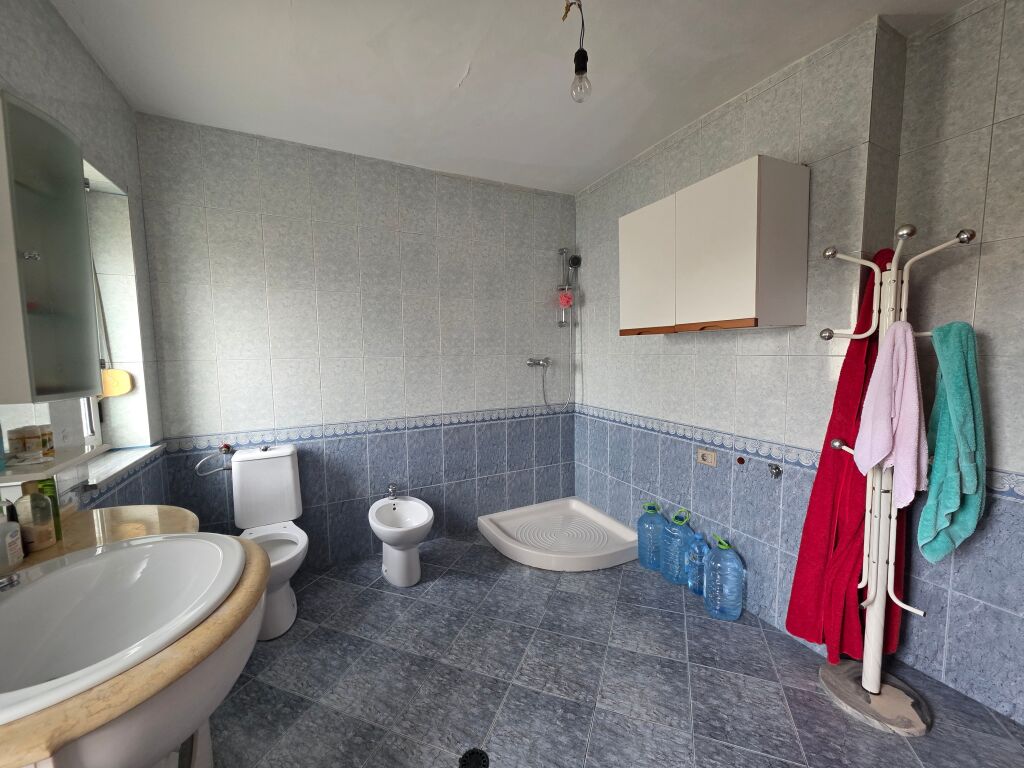 Tek Rruga Bardhyl Shitet Apartament 3+1 Me Planimetri Te Rregullt