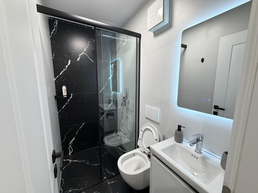 🔥 SUPER INVESTIM në 21 Dhjetori!  🏢 Shiten 2 Apartamente 1+1 (bashkë) 📍 Tek kryqëzimi i 21 Dhjetorit 🏢 Kati 5 (i fundit) – pallat ekzistues, pa ashensor 📐 65 m² në hipotekë  ✨ Totalisht të mobiluara 🆕 Të rikonstruktuara & të pabanuara 💼 Ideale për qira afatgjatë ose ditore (Airbnb)  💶 200.000 € (të dyja bashkë)  