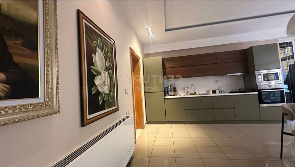 Jepet me qira vile 4 kateshe te Oxhaku, buze rruge.