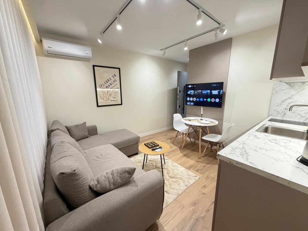 🔥 SUPER INVESTIM në 21 Dhjetori!  🏢 Shiten 2 Apartamente 1+1 (bashkë) 📍 Tek kryqëzimi i 21 Dhjetorit 🏢 Kati 5 (i fundit) – pallat ekzistues, pa ashensor 📐 65 m² në hipotekë  ✨ Totalisht të mobiluara 🆕 Të rikonstruktuara & të pabanuara 💼 Ideale për qira afatgjatë ose ditore (Airbnb)  💶 200.000 € (të dyja bashkë)  