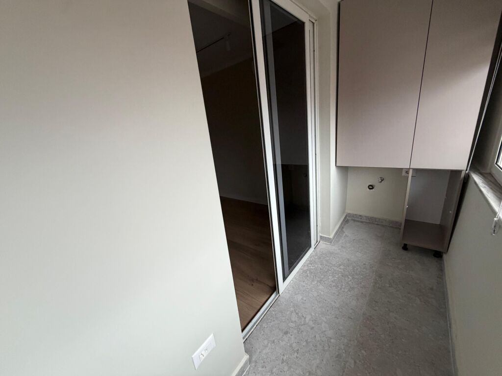 🏢 Appartamento 1+1 in vendita 📍 Zona 21 Dhjetori  📐 45 m² 🏢 5° piano (ultimo) 🏗️ Edificio esistente, senza ascensore  ✨ Ristrutturato 🆕 Non abitato ❄️ Con aria condizionata  💼 Ideale per investimento o abitazione  💶 125.000 €