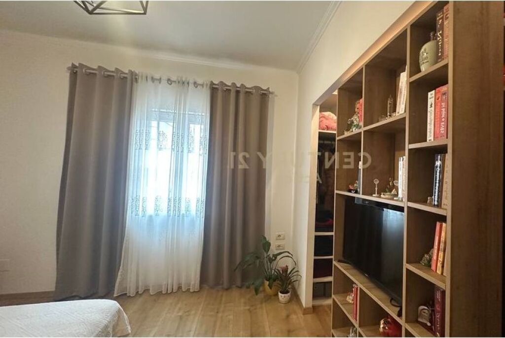 Jepet me qira vile 4 kateshe te Oxhaku, buze rruge.