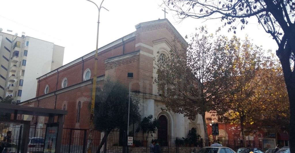 Apartament 2+1+post parkimi per qira Rruga e Kavajes.